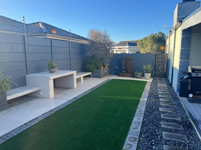 To Let 3 Bedroom Property for Rent in Uitzicht Western Cape